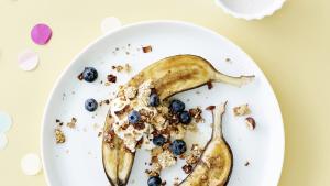 Gekaramelliseerde banaan met granola en blauwe bessen