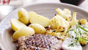Steak met bloemkool, krieltjes en yoghurt-dragonsaus