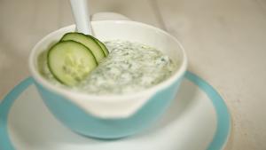 Komkommer-kruidensaus met Griekse yoghurt