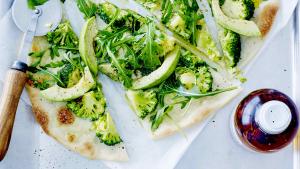 Pizza met rucola, broccoli en avocado