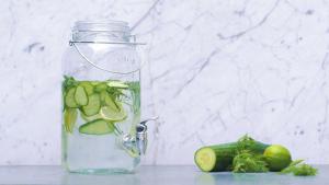 Infused water met limoen, komkommer en dille