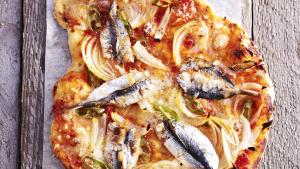 Pizza met sardines, ui en chili