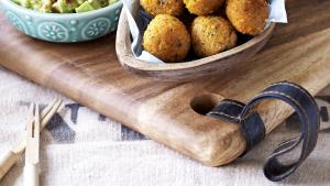 Quinoaballetjes met avocadodip