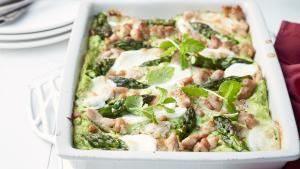 Zomerlasagne met groene asperges, tuinbonen en kalkoen