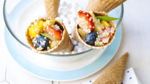 Hoorntjes met quinoa-fruitsalade & Griekse yoghurt
