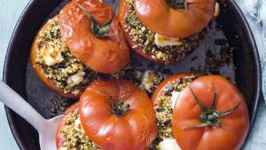 Gevulde tomaten met quinoa, groenten en feta