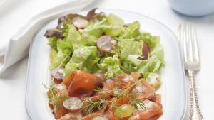 Gemengde salade met druiven en gravad lax