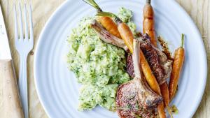 Recept van Sandra Bekkari: Brocollistoemp met jonge worteltjes en lamskoteletjes