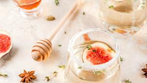 Wijncocktail met vijgen, honing en tijm