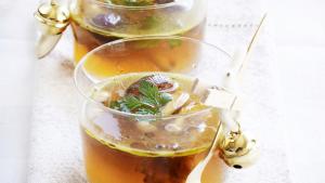 Consommé van bosduif met boschampignons