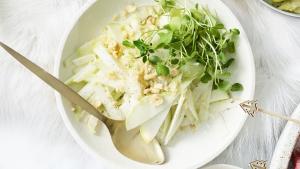 Salade van koolrabi, waterkers en hazelnoot
