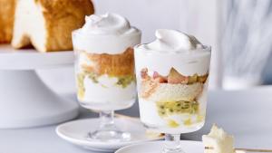 Trifle van yoghurt, passievrucht en appel met eiwitcake