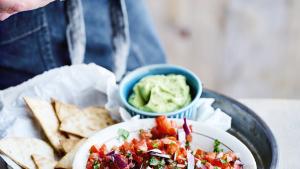 Tortillachips met pico de gallo & guacamole