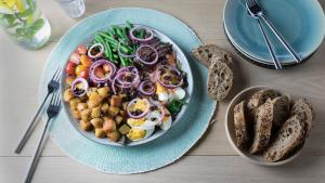 Salade Niçoise met zalm en aardappelblokjes met fijne kruiden