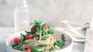 Pastasalade met rucolapesto, groene groenten en parmezaanse kaas