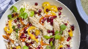 Parelcouscous met gegrilde kalkoenreepjes en geroosterde paprika