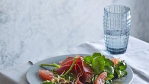 Salade met roze pompelmoes, bresaola en waterkers