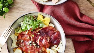 Strikjespasta met tomaten-kappertjessaus en pata negra