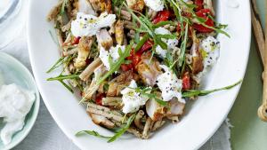Volkorenpasta met kip en geroosterde paprika