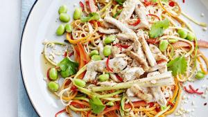 Noedelsalade met kippenreepjes