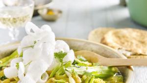 Zachte curry van kikkererwten, broccoli en cashewnoten