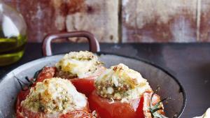 Gevulde tomaten met gehakt, quinoa en mozzarella
