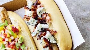 Hotdog met spek en blauwe kaas