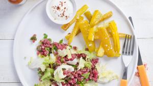 Rundertartaar met groentefrietjes
