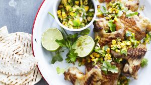 Kippenvleugels met gegrilde paprika en maïs