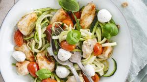 Courgettepasta met kerstomaten, mozzarella en kippenblokjes