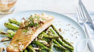 Gegrilde groene asperges met zalm