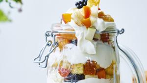 Trifle met peren, braambessen en abrikozen