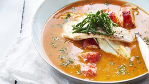 Bisque van garnalen met gegrilde tong, kreeft en zeekraal