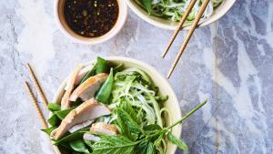 Aziatische salade van gerookte kip, noedels en gemberdressing