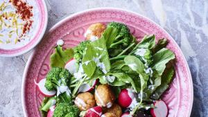Salade met balletjes van kipgehakt, broccolini en radijs