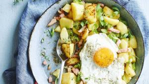 Gebakken aardappelen met spiegelei