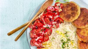 Falafelburger met bulgur, gele paprika en tomatensalsa
