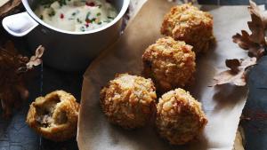 Kroketjes van aardappel en eekhoorntjesbrood met chili-knoflooktartaar