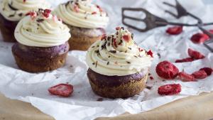 Chocoladecupcakes met vanillefrosting en aardbeien