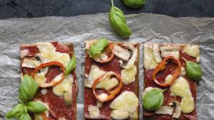 Vegan pizza met lijnzaad-chia bodem
