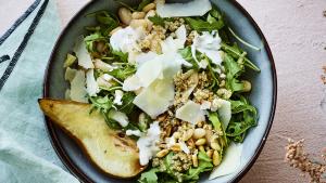 Quinoasalade met gebakken peer en parmezaan