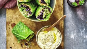 Koolwraps met hummus, kippengehakt, avocado en rodekool