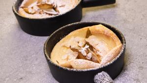 Pannenkoekencake in de oven met peer en amandel