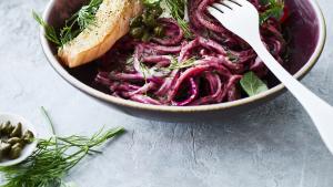 Bietennoedels met zalm en yoghurt-dillesaus