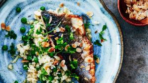 Bloemkoolrisotto met erwtjes, amandelen en zeebaars