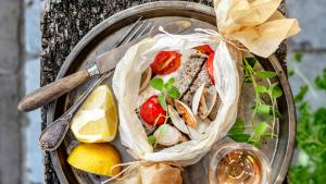 Vis in papillot met kerstomaten en schelpjes