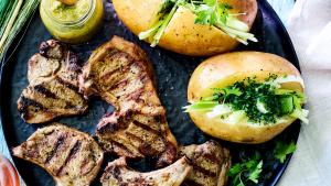 Lamskoteletjes met chimichurrisaus en gepofte aardappel met kruidenboter