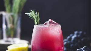 Mocktail met druivensiroop en rozemarijn