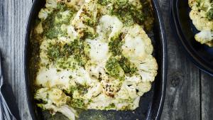 Kalkoenlapjes met bloemkool en pesto