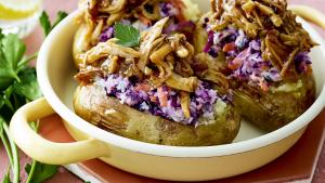 Gepofte aardappelen met koolsla en pulled chicken